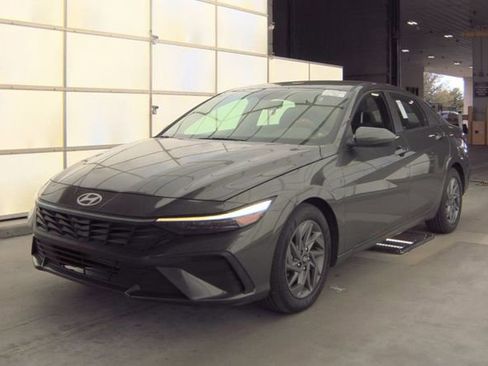 Used 2024 Hyundai Elantra SEL FWD image 2
