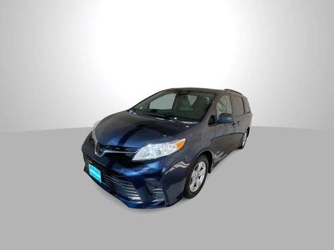 Used 2020 Toyota Sienna LE w/ Carpet Mat Package FWD image 4