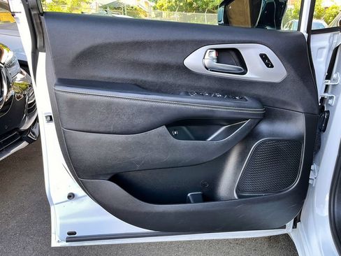 Used 2024 Chrysler Pacifica Limited FWD image 37