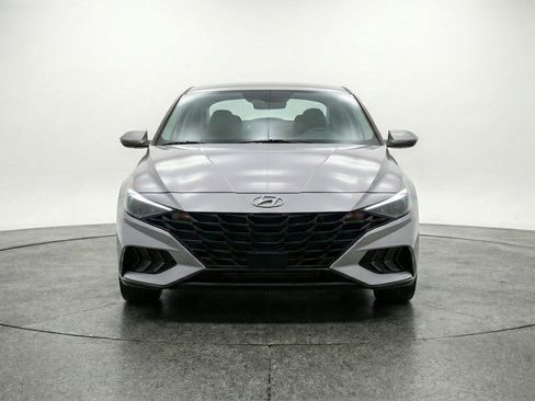 Used 2025 Hyundai Elantra SEL image 2
