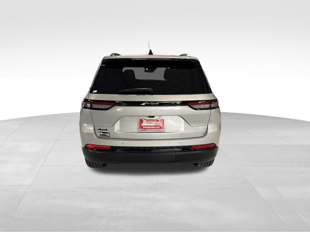 Used 2025 Jeep Grand Cherokee Altitude AWD/4WD image 4