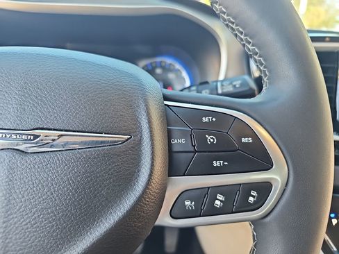 Used 2022 Chrysler Pacifica Touring-L image 20