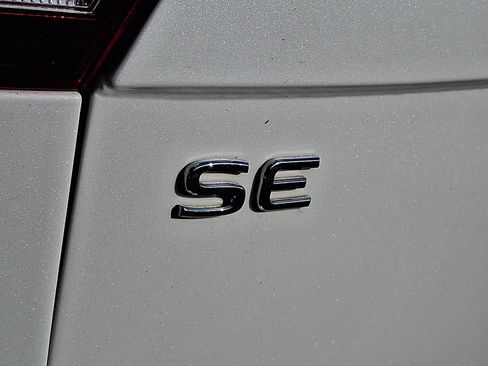 Used 2022 Volkswagen Tiguan SE R-Line image 30