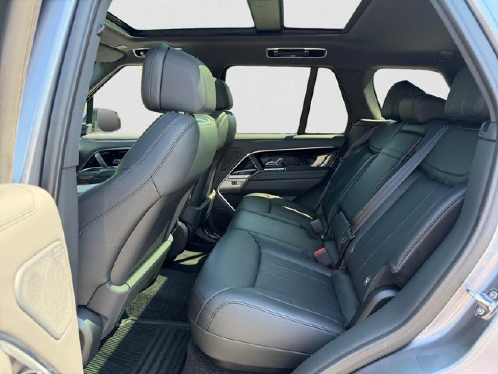 Certified 2025 Land Rover Range Rover SE AWD/4WD image 18