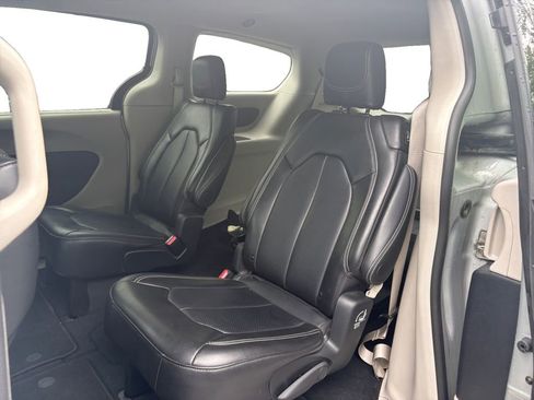 Certified 2024 Chrysler Pacifica Touring-L image 14