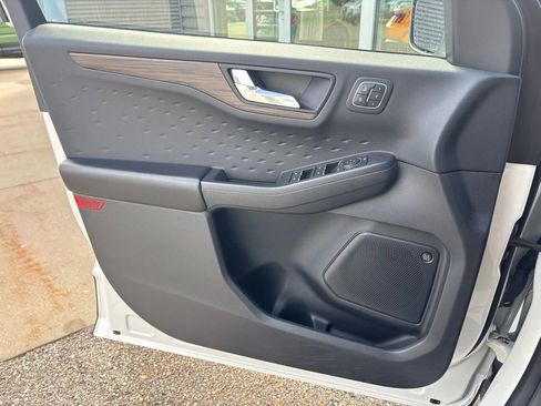 Used 2020 Ford Escape Titanium image 20