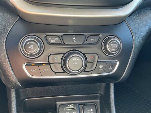 Used 2016 Jeep Cherokee Trailhawk w/ Cold Weather Group AWD/4WD image 14