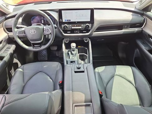 Used 2025 Toyota Grand Highlander AWD image 15