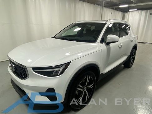 Used 2025 Volvo XC40 B5 Core image 1