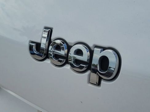 Used 2023 Jeep Grand Cherokee L Laredo image 9