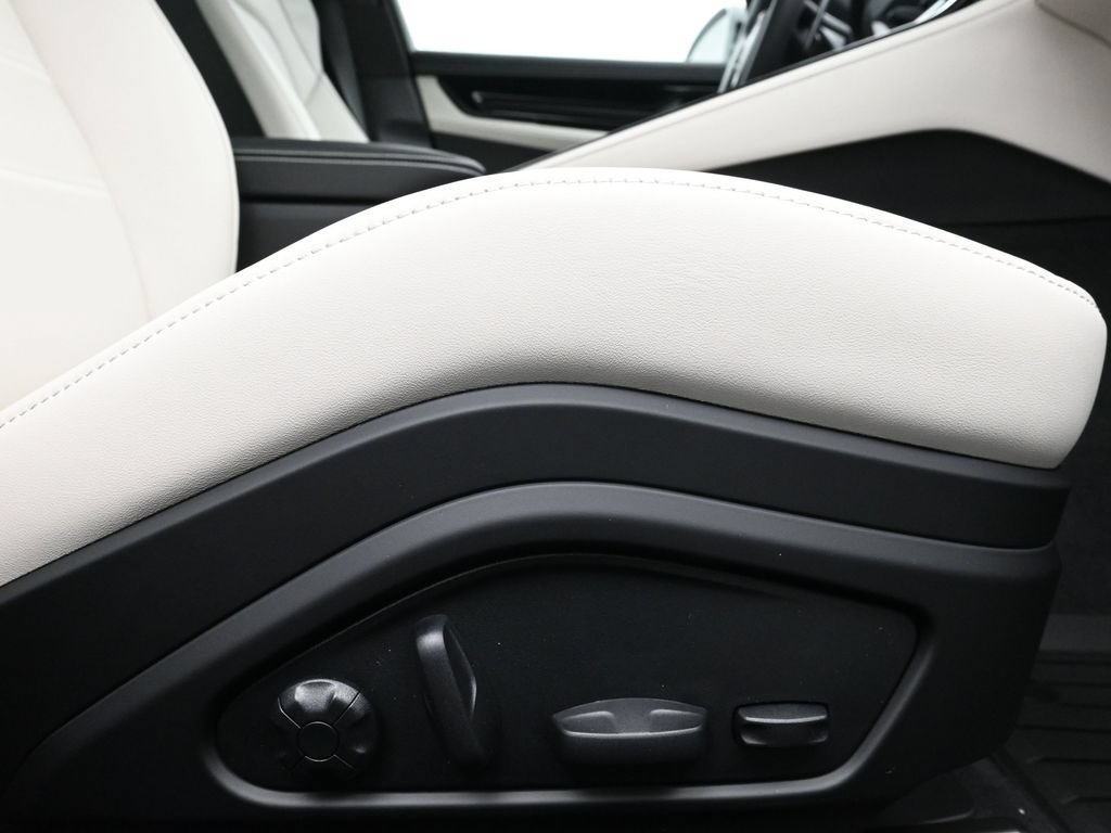 Used 2026 Porsche Panamera image 14