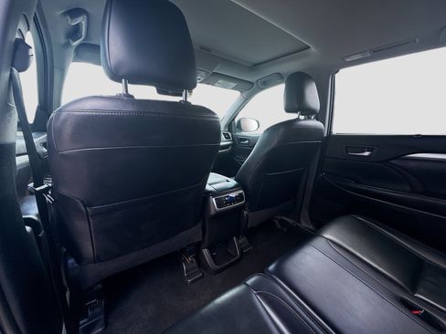 Used 2019 Toyota Highlander XLE image 25