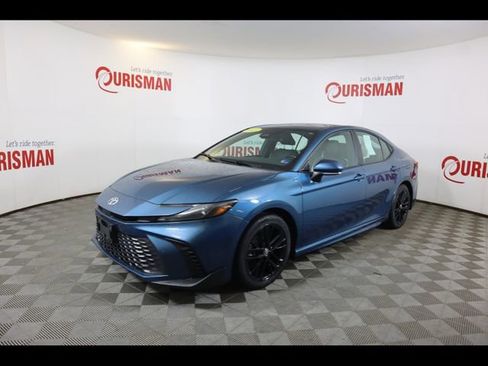 Used 2025 Toyota Camry SE image 4