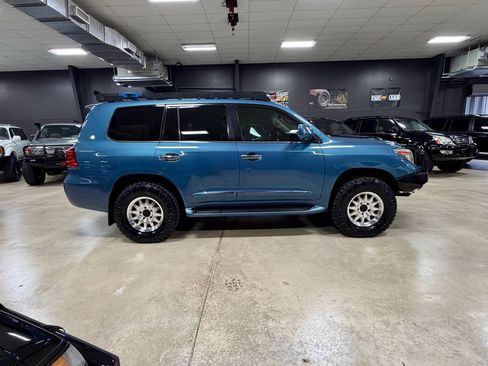 Used 2010 Lexus LX 570 4WD w/ Luxury Pkg image 7