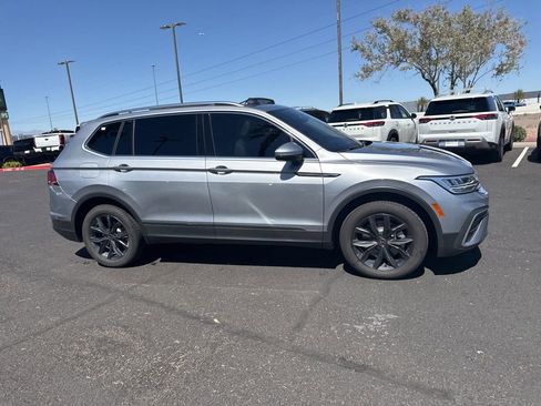 Used 2023 Volkswagen Tiguan SE w/ Panoramic Sunroof Package image 7