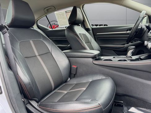 Used 2024 Nissan Altima 2.5 SR FWD image 17