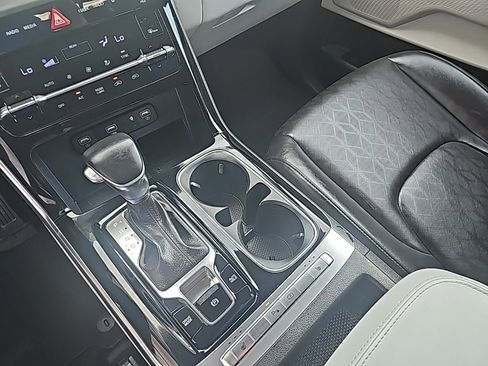 Used 2024 Kia Carnival EX image 19