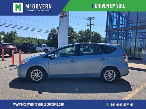 Used 2017 Toyota Prius V Three FWD image 2