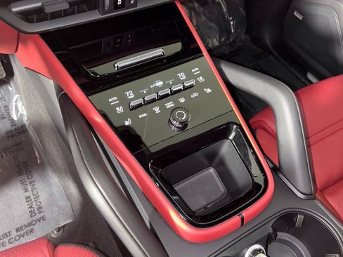 Used 2024 Porsche Cayenne image 31