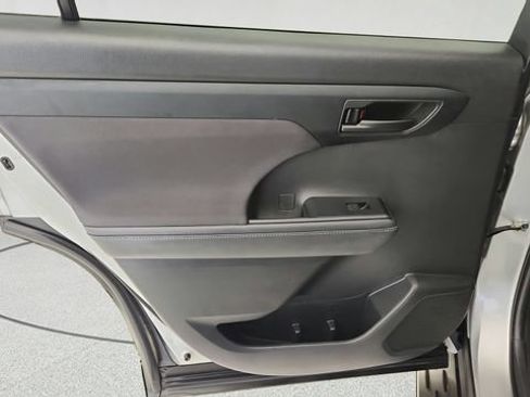 Used 2022 Toyota Highlander LE FWD image 23