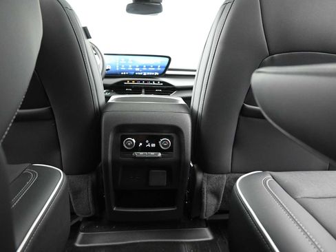 Used 2025 Buick Enclave Preferred w/ Power Package image 25