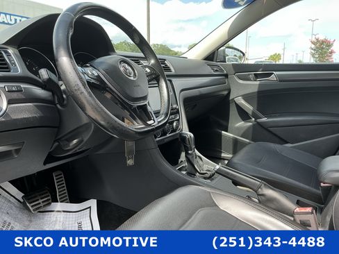 Used 2018 Volkswagen Passat 2.0T R-Line FWD image 20
