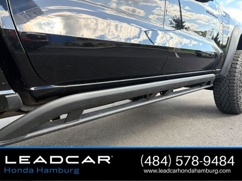 Used 2024 Chevrolet Colorado ZR2 w/ Technology Package AWD/4WD image 16
