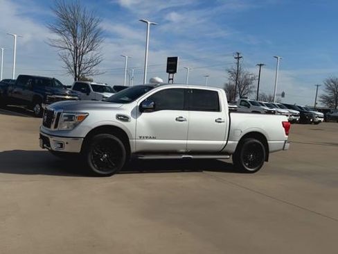 Used 2017 Nissan Titan SL image 2