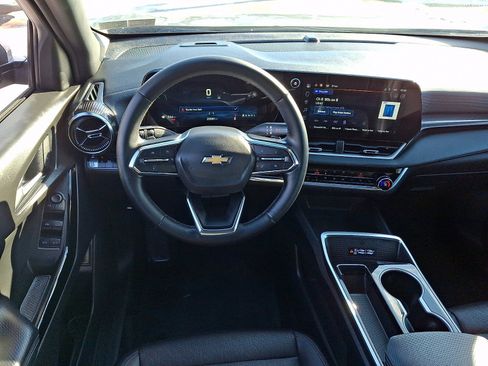 Used 2025 Chevrolet Equinox LT w/ Convenience Package II image 11