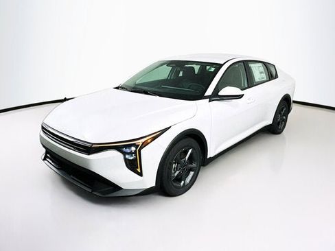 New 2025 Kia K4 LXS image 1