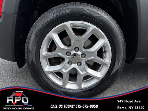Used 2017 Jeep Renegade Latitude w/ Cold Weather Group AWD/4WD image 10