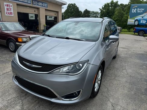 Used 2019 Chrysler Pacifica Touring-L FWD image 2