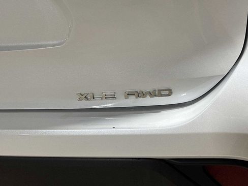 Used 2022 Toyota Highlander XLE AWD/4WD image 28