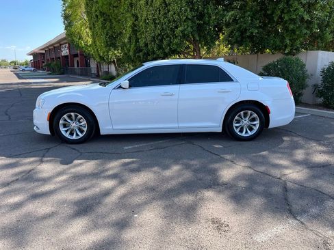 Used 2022 Chrysler 300 Touring image 5