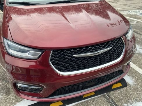 Used 2023 Chrysler Pacifica Touring-L image 15