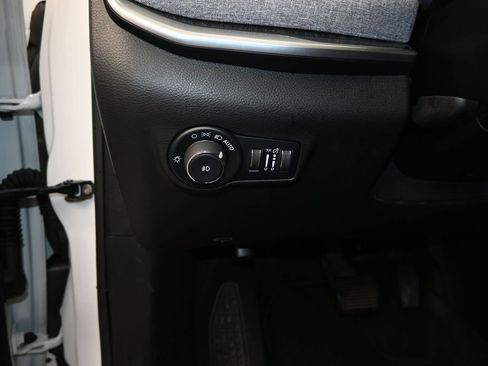 Used 2025 Jeep Compass Latitude AWD/4WD image 12