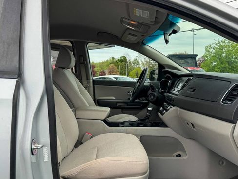 Used 2018 Kia Sedona L FWD image 11