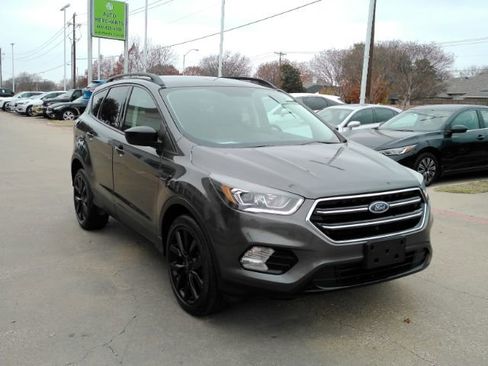 Used 2017 Ford Escape SE w/ SE Sport Appearance Package image 4