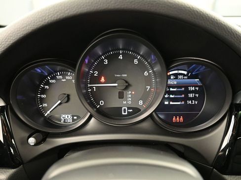 Certified 2025 Porsche Macan AWD/4WD image 19