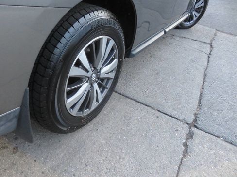 Used 2017 Nissan Pathfinder S image 36