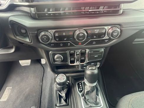 Used 2024 Jeep Wrangler Unlimited Sahara AWD/4WD image 19