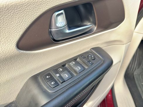 Used 2022 Chrysler Voyager LX FWD image 20