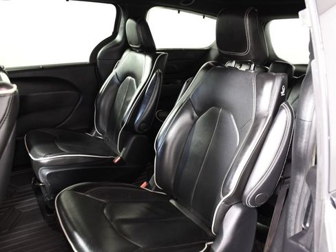 Used 2022 Chrysler Pacifica Limited w/ Uconnect Theater Family Group FWD image 23