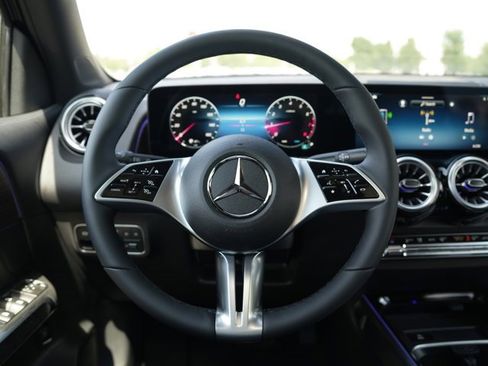 Used 2026 Mercedes-Benz GLB 250 4MATIC image 13