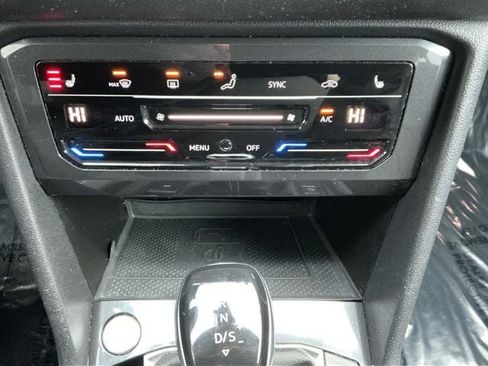 Certified 2022 Volkswagen Tiguan SE image 9