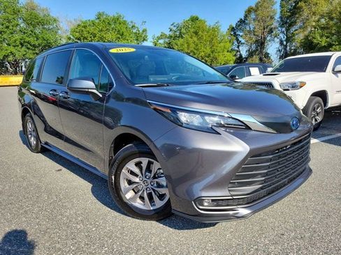 Used 2025 Toyota Sienna XLE image 8