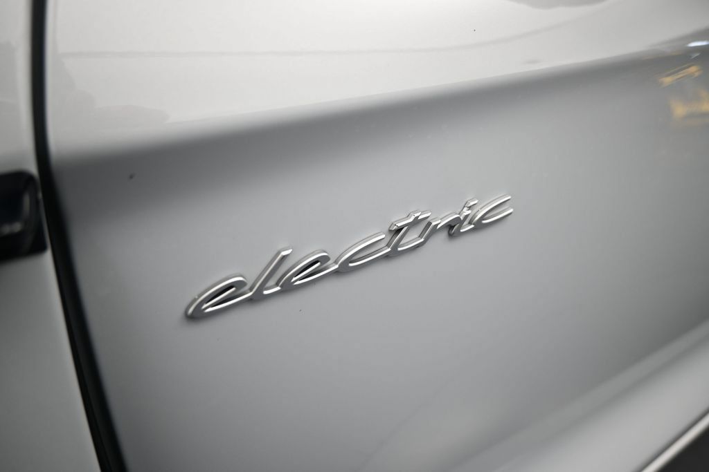 Certified 2025 Porsche Taycan 4S AWD/4WD image 40