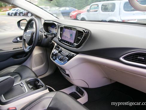 Used 2023 Chrysler Pacifica Touring-L FWD image 18