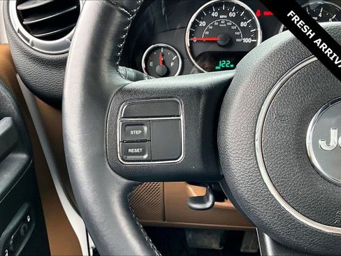Used 2016 Jeep Wrangler Unlimited Sahara AWD/4WD image 11