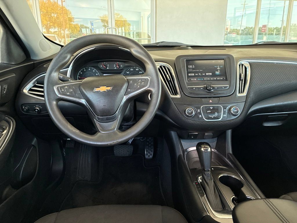 Used 2018 Chevrolet Malibu LT FWD image 16
